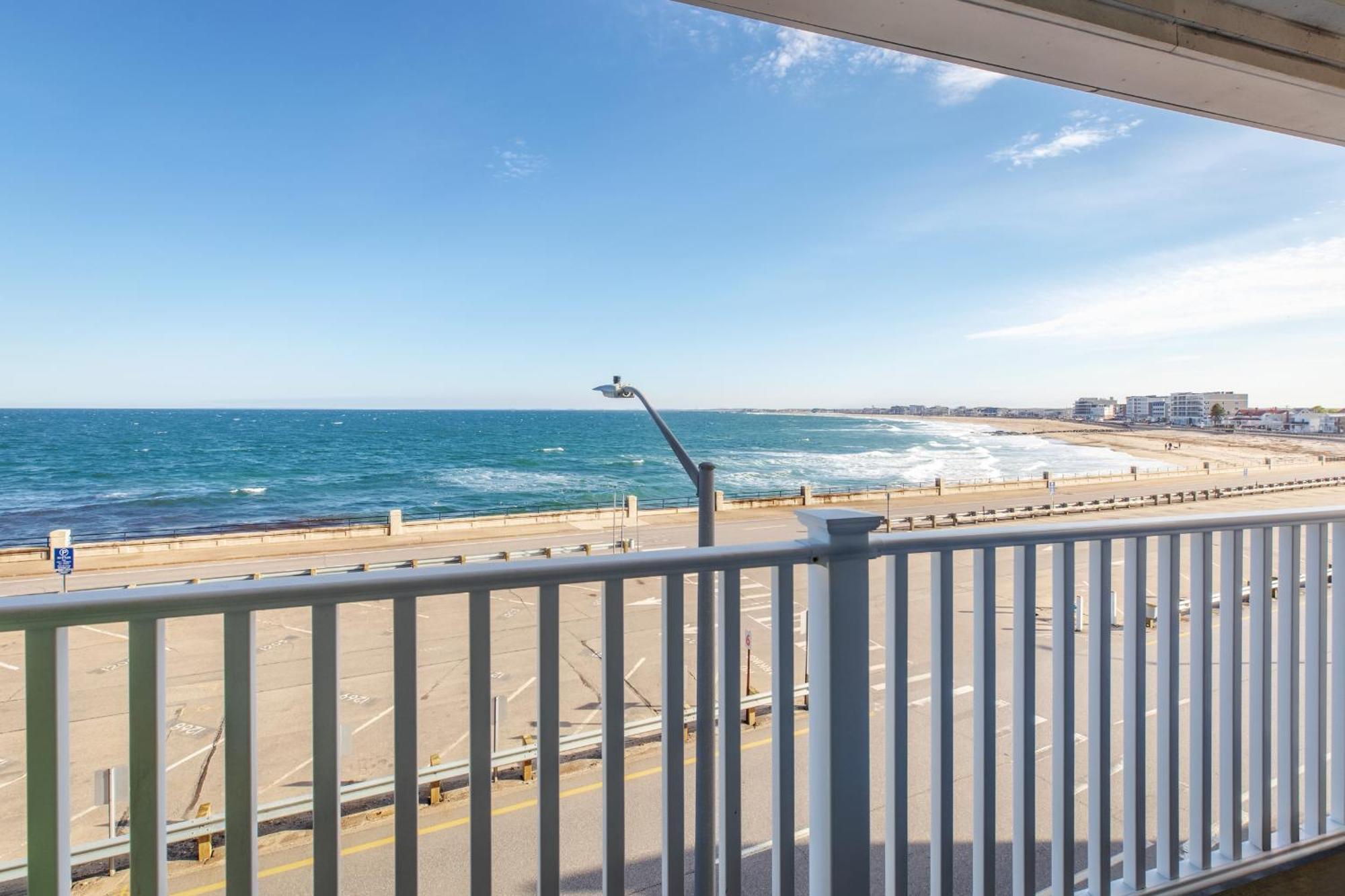Atlantic Breeze Suites Hampton Exterior photo